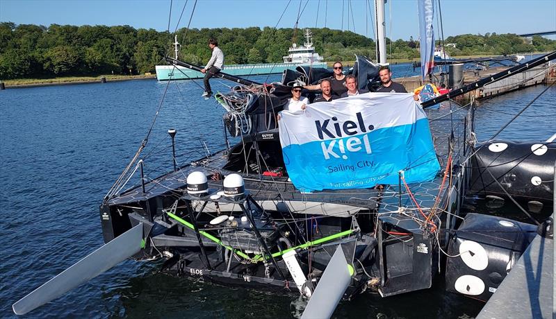 Kiel's mayor Ulf Kämpfer says goodbye to the crew of GUYOT environnement - Team Europe with Robert Stanjek, Phillip Kasüske, Annie Lush and Sébastien Simon - photo © GUYOT environnement - Team Europe