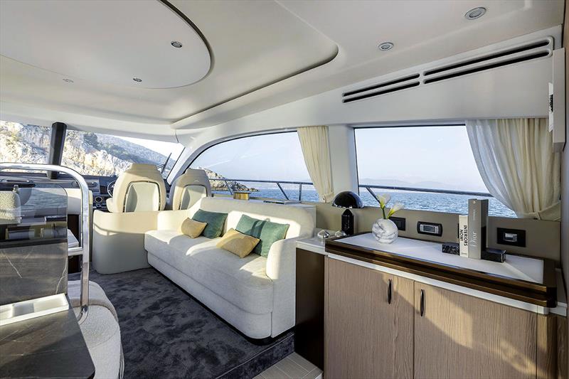 Salon - Azimut 53 - photo © Giovanni Malgarini