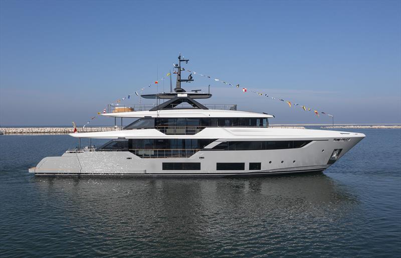 Custom Line Navetta 38 - photo © Custom Line