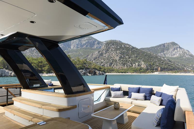 Lazzara LPC 300 - photo © Lazzara Yachts