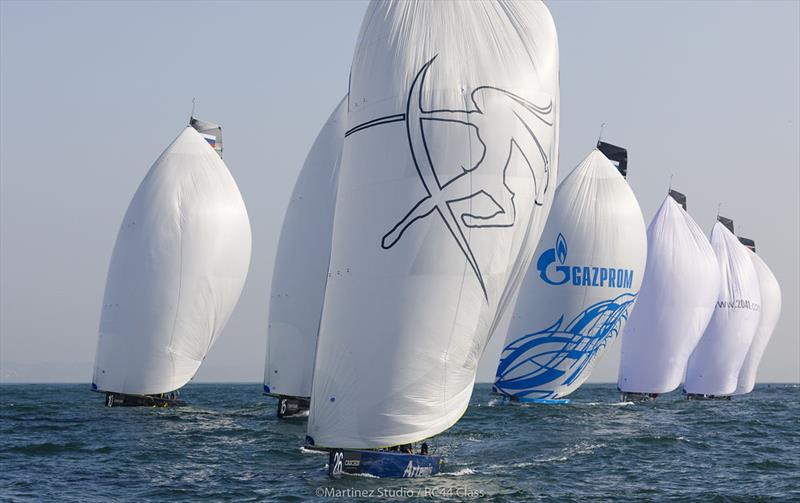 RC44s 'do the conga' down the run on day 2 of the RC44 Cascais Cup - photo © Nico Martinez / www.MartinezStudio.es