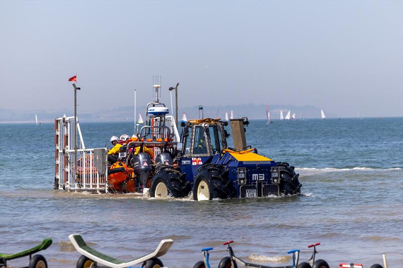 Whitstable RNLI B class lifeboat 'Lewisco' launching - photo © Andrew Hastings