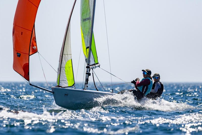 Molly ve Harry Wilson, RS Feva kıyafetiyle - fotoğraf © Oli King Photography