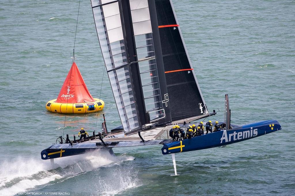 Luna Rossa wins the First race of the Louis semi finals.  6th of August, 2013, Alameda, USA &copy; Sander van der Borch / Artemis Racing http://www.sandervanderborch.com