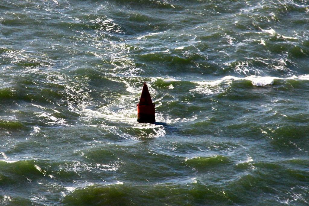 The strength of the ebbing tide and standing waves can be seen in this buoy just to seaward of the Golden Gate Bridge. © Richard Gladwell www.photosport.co.nz