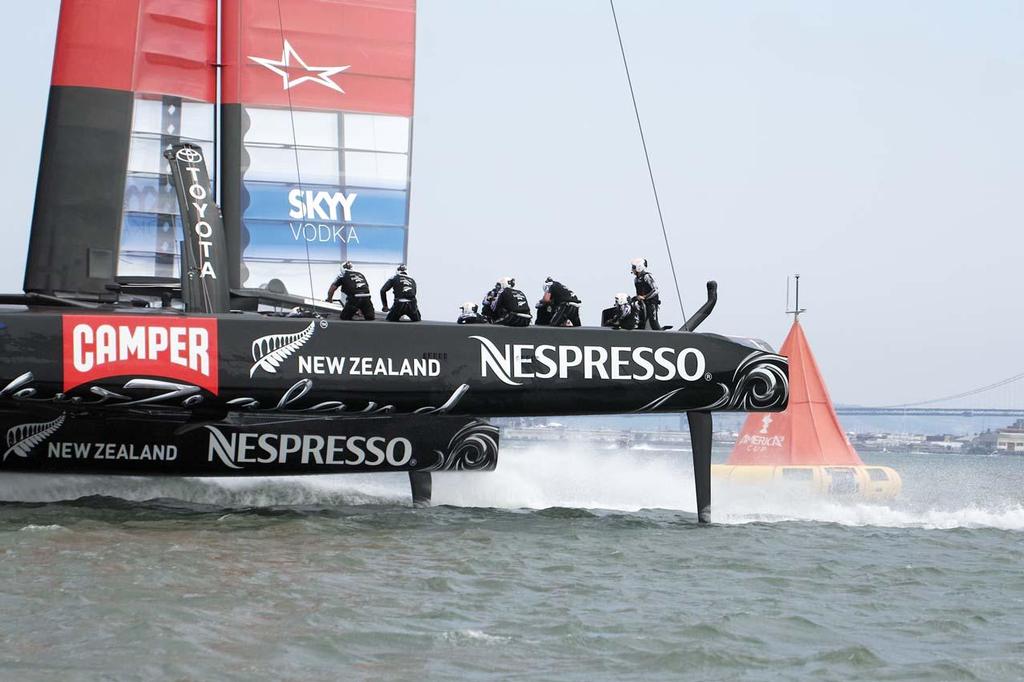 Emirates Team New Zealand during race 5 on day 3 of the 34th America’s Cup © Chuck Lantz http://www.ChuckLantz.com