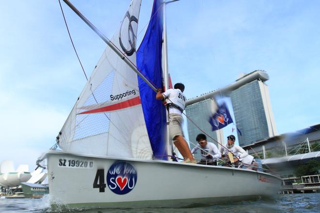 Team Singapore Justin Liu rounding the mark © Howie Choo