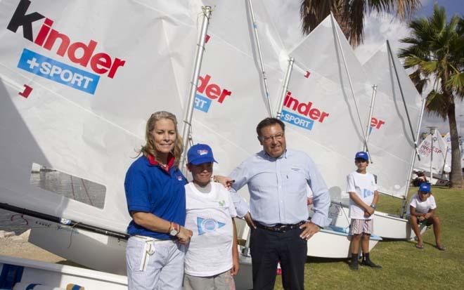 Theresa Zabell junt al coordinador del área deportiva del RCNV Rafel Chirivella y un joven regatista © Jose Jordan