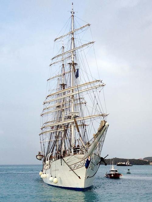 Christian Radich approaching Great Bay Harbor Philipsburg © CSTA http://www.caribbeansailtrainingassociation.org/