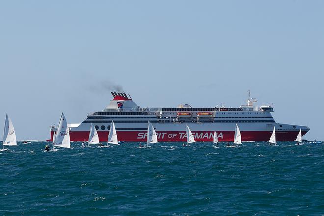 Tassie ferry provides some perspective © Guido Brandt