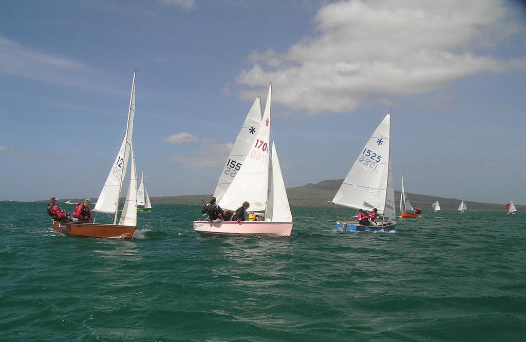 Keith Fraser & Lynley Ball sailing #1209, Greg & Jack Verhoef sailing #1555 