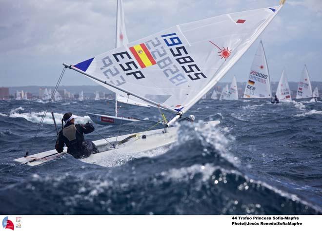 A Laser Radial dismasting during the last edition of the Trofeo Princesa Sofia Mapfre © Jesus Renedo / Sofia Mapfre http://www.sailingstock.com