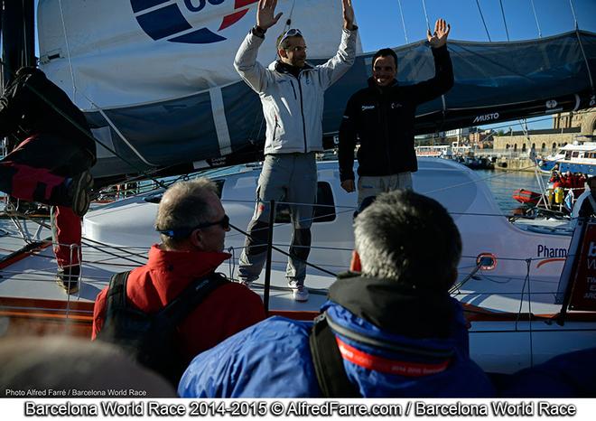 Aleix Gelabert y Didac Costa despidiéndose mientras el One Planet, One Ocean & Pharmaton abandonaba el Portal de la Pau - Barcelona World Race 2014-15. © Alfred Farre http://www.alfredfarre.com