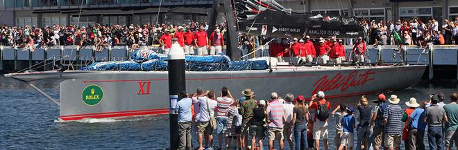 Crowds greet Wild Oats XI © Crosbie Lorimer http://www.crosbielorimer.com