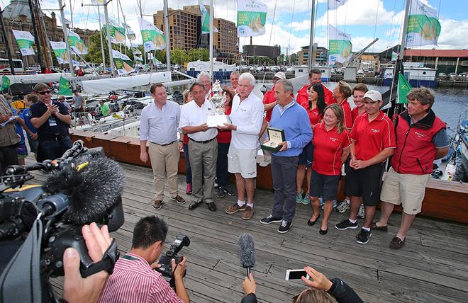 The Wild Rose Crew with the trophy © Crosbie Lorimer http://www.crosbielorimer.com