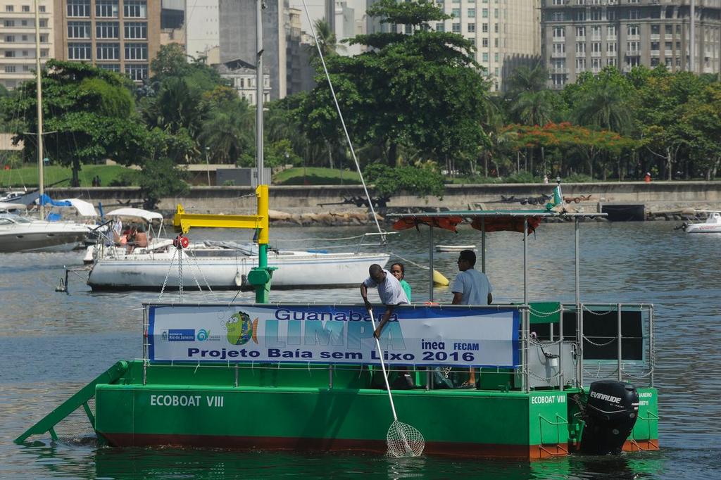 Rio de Janeiro - Com apoio da Comlurb e de cooperativas de catadores, a Secretaria de Estado do Ambiente (SEA) comeÃ§a a operar os primeiros trÃªs ecobarcos para recolhimento de lixo flutuante nas Ã¡guas da BaÃ­a de Guanabara. A base inicial das operaÃ§Ãµes Ã© na Marina da GlÃ³ria. © SW
