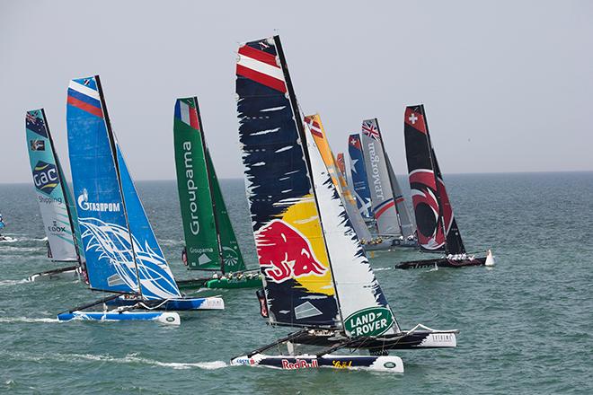 The fleet powered off the startline and blasted around the course, with each race lasting around 10 minutes - Extreme Sailing Series © Lloyd Images/Extreme Sailing Series