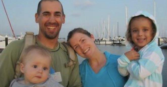 Eric and Charlotte Kauffman with their two children ©  SW
