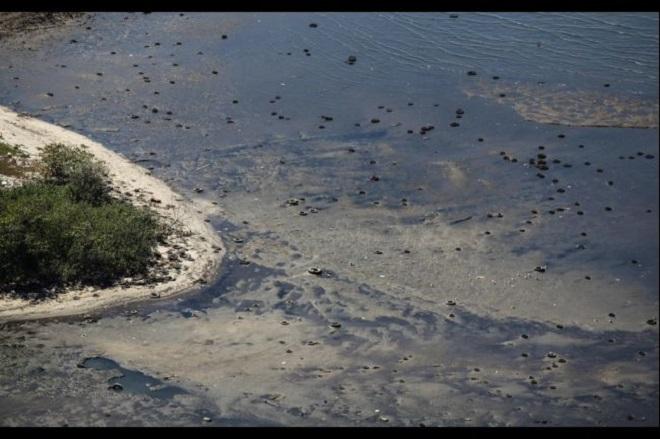 Tyres and sewage float in Guanabara Bay near Rio’s international port. © Eliseu Cavalcante