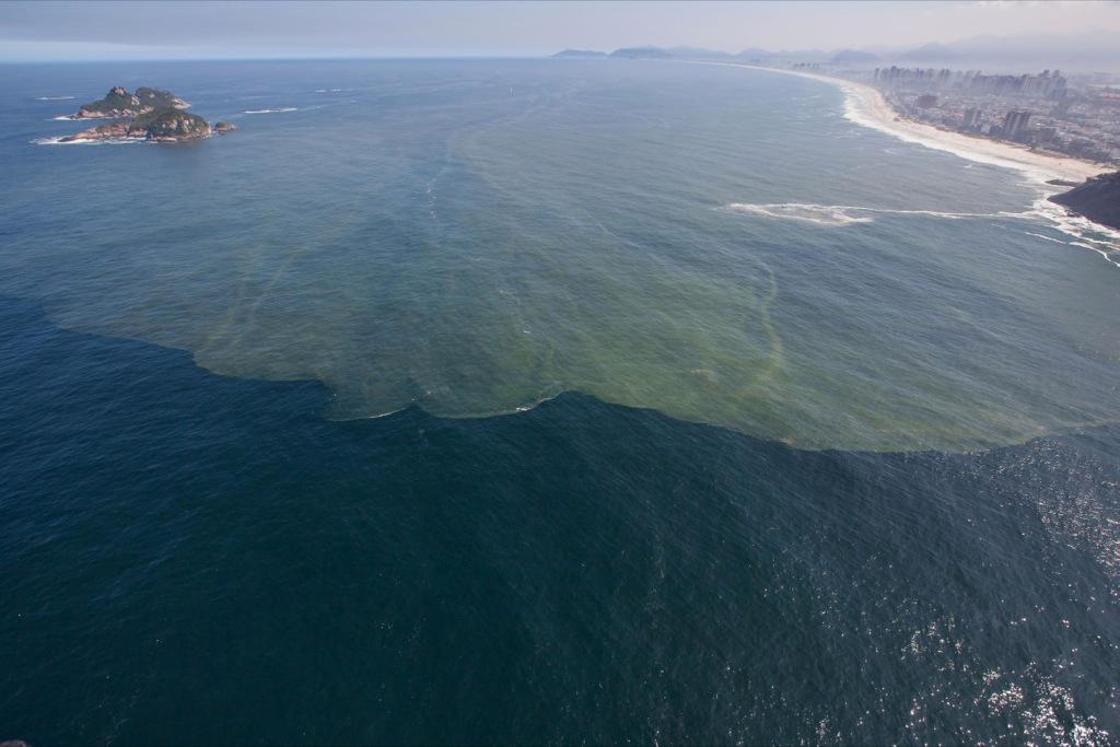 A mixture of cyanobacteria and sewage flow out into the ocean off the coast of Rio’s Barra Beach.  © Eliseu Cavalcante