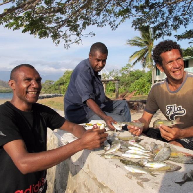 PNG fishermen inspect their catch. (Photo taken in Bootless Bay, PNG, where fishermen’s catch rates have been declining).  © Ian McLeod, Tropwater, James Cook University