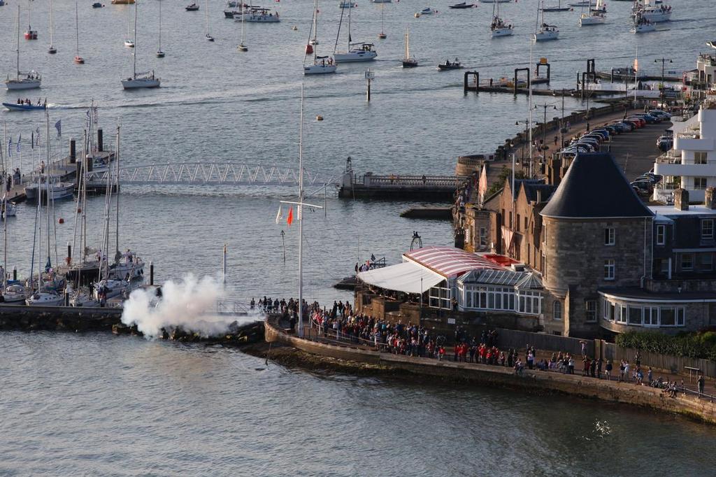 Starting cannons at the start of the JP Morgan Asset Management Round the Island Race 2014. © Th.Martinez/onEdition