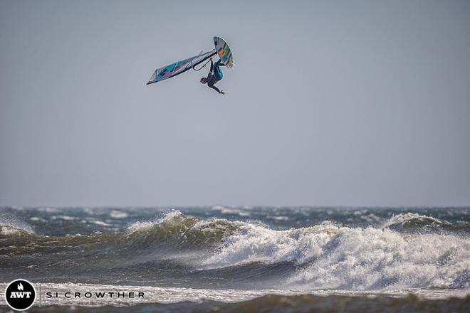 Levi Siver. © Si Crowther / AWT http://americanwindsurfingtour.com/
