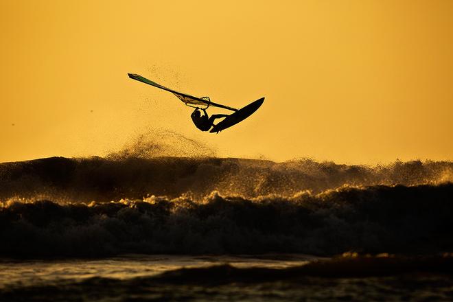 Sunset air, Levi Siver. © Si Crowther / AWT http://americanwindsurfingtour.com/