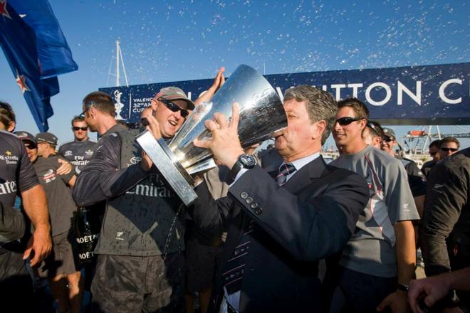 2007 Louis Vuitton Cup Prize Giving - Yves Carcelle with Team new Zealand - Tribute to Louis Vuitton and Yves Carcelle © Studio Borlenghi http://www.carloborlenghi.net/