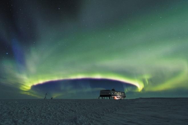 The aurora australis over the German Antarctic research base, Neumayer-Station III.  © Stefan Christmann/Corbis