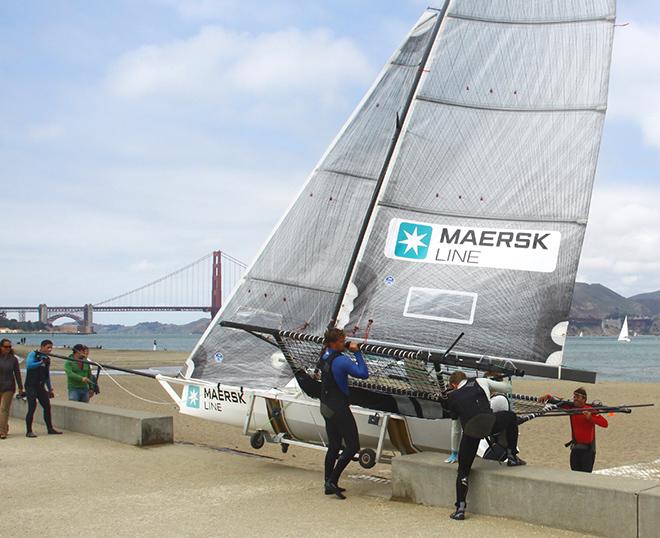 Graham Catley and crew prepare to launch off the beach © Rich Roberts