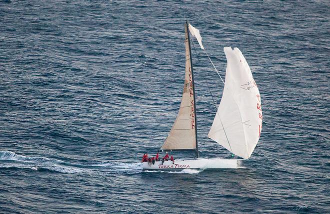 Terra Firma loses her kite as she passes North Head © Crosbie Lorimer http://www.crosbielorimer.com