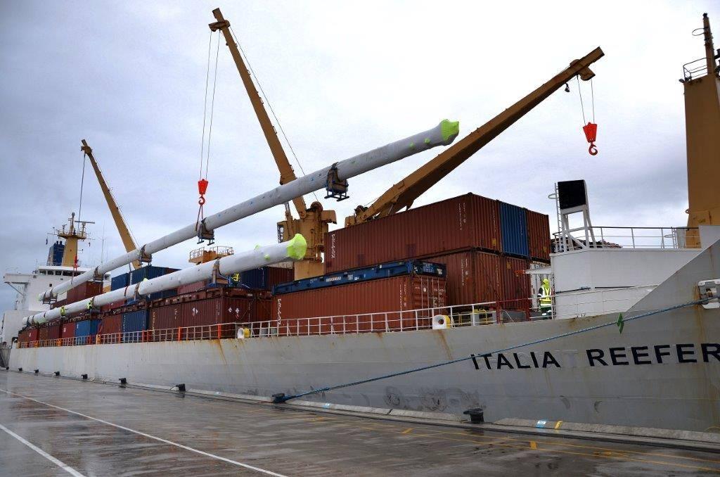 The worlds tallest spars being loaded at the Port of Tauranga - Images by Richard Bicknell and Rosco Whitburn © Southern Spars