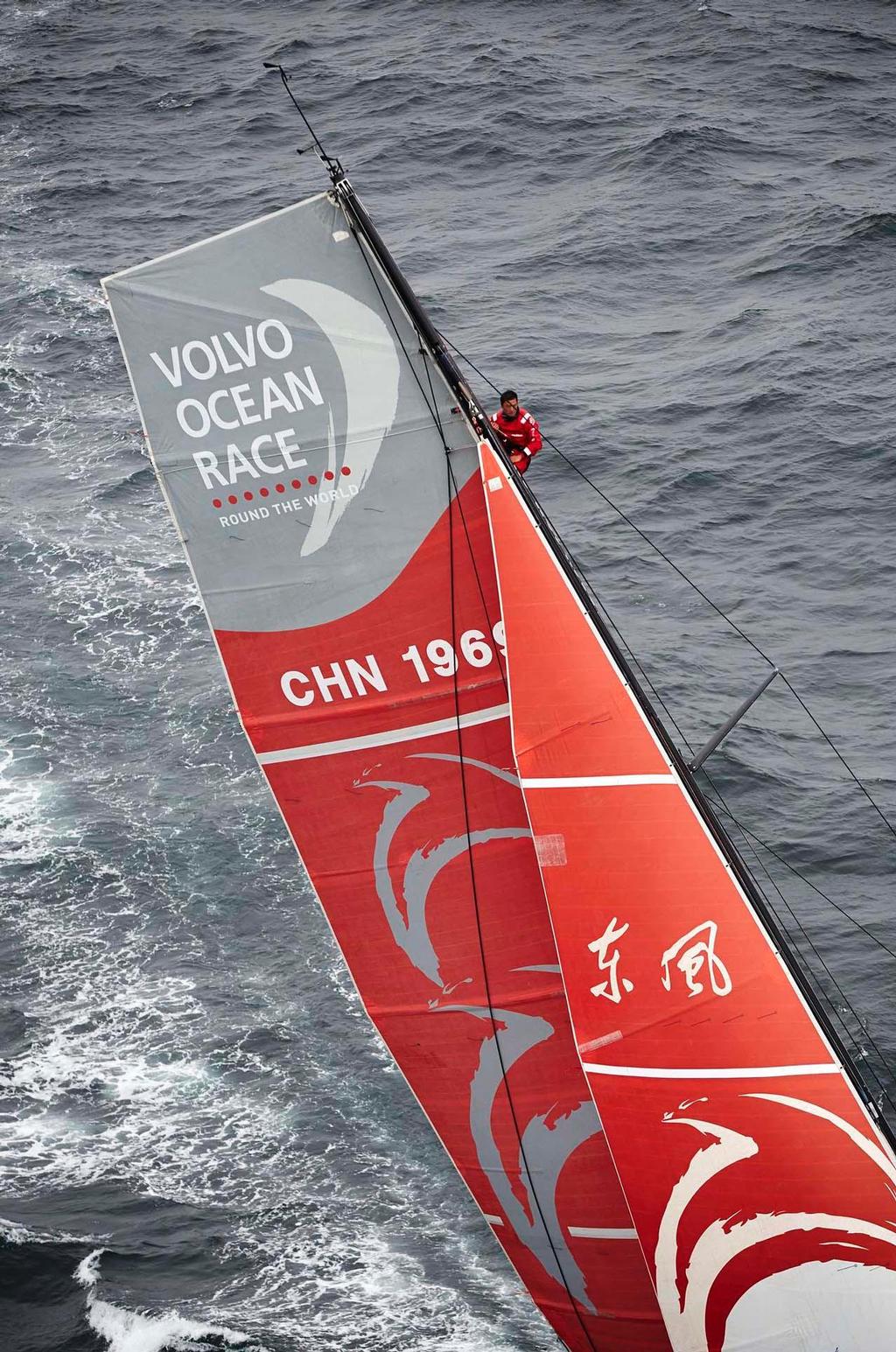 Sail check on Dongfeng &copy;  Benoit Stichelbaut / Dongfeng Race Team