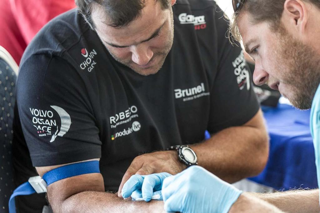 Medics Refresher Training: Learning to work with needles. ©  Ainhoa Sanchez/Volvo Ocean Race