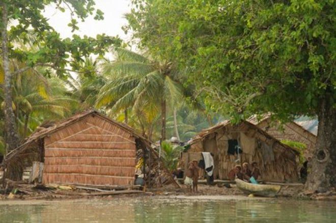 Ngadeli village is threatened by rising sea levels. Photo: Britt Basel - OceansWatch Climate Change adaptation program - Solomon Islands © OceansWatch www.oceanswatch.org