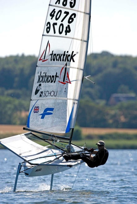 Simon Payne flies upwind in Race 4 © Th.Martinez http://www.thmartinez.com