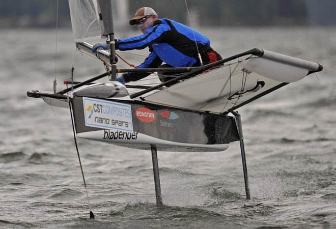 Kevin Hall (USA/NZL) racing at the 2009 Moth Worlds at Cascade Locks, Oregon © Sean Trew (Pacific Fog) http://www.pacificfog.net/