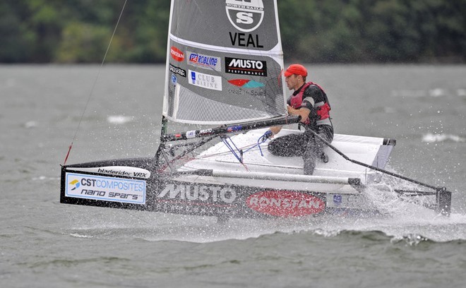 Rohan Veal (AUS) racing at the 2009 Moth Worlds at Cascade Locks, Oregon © Sean Trew (Pacific Fog) http://www.pacificfog.net/