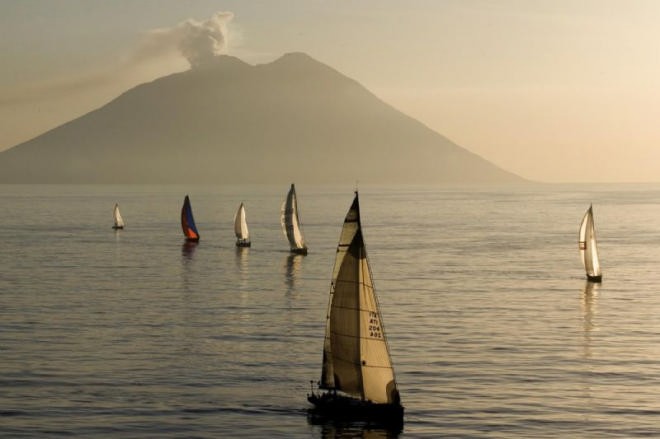 Fleet with Stromboli in eruption in the background <br />
 ©  Rolex / Carlo Borlenghi http://www.carloborlenghi.net