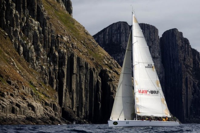 Stephen Ainsworth’s Loki passing Tasman Island <br />
 ©  Rolex / Carlo Borlenghi http://www.carloborlenghi.net