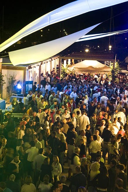 Enthusiastic party-goers enjoying The Yacht Club Costa Smeralda 40th Anniversary celebrations. ©  Rolex / Carlo Borlenghi http://www.carloborlenghi.net