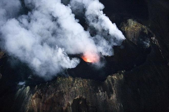 Eruption of Stromboli’s central crater ©  Rolex / Carlo Borlenghi http://www.carloborlenghi.net