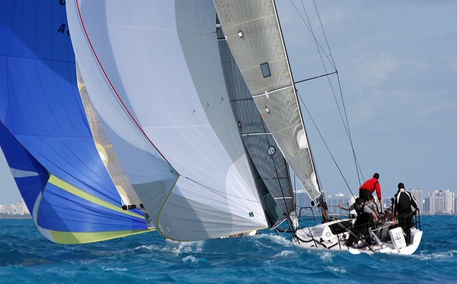 Doug Devos on ’Alpha One’ look for speed just behind Bob Hesse on ’Dark Cloud’. © JOY / IM32CA http://melges32.com/