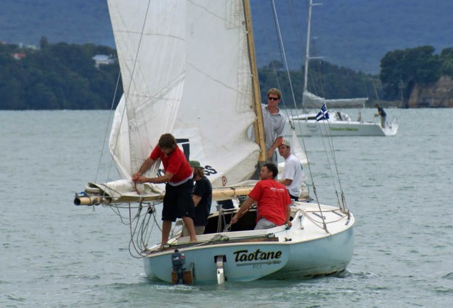 Taotane hoists her main - 2009 Lipton Cup © Richard Gladwell www.photosport.co.nz