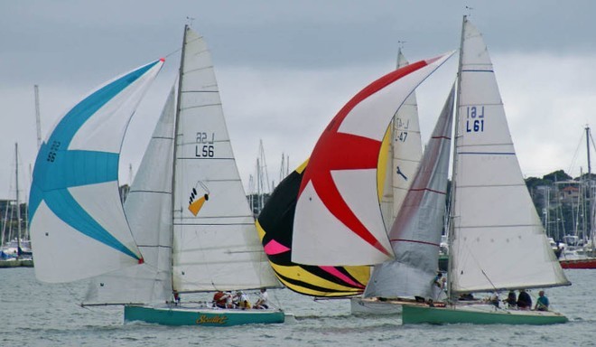 Scullet (L-56) leads Tamarau in the early stages of the 2009 Lipton Cup © Richard Gladwell www.photosport.co.nz
