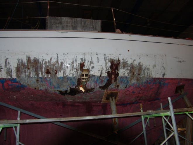 Hull damage © Richard Gladwell www.photosport.co.nz