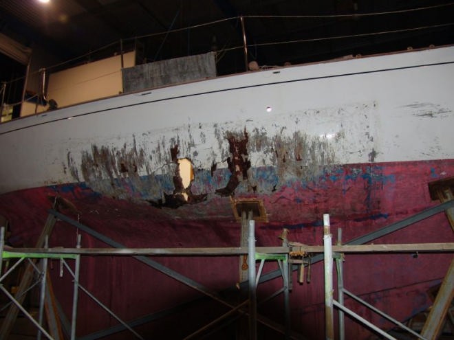 Hull damage in mid section looking aft © Richard Gladwell www.photosport.co.nz