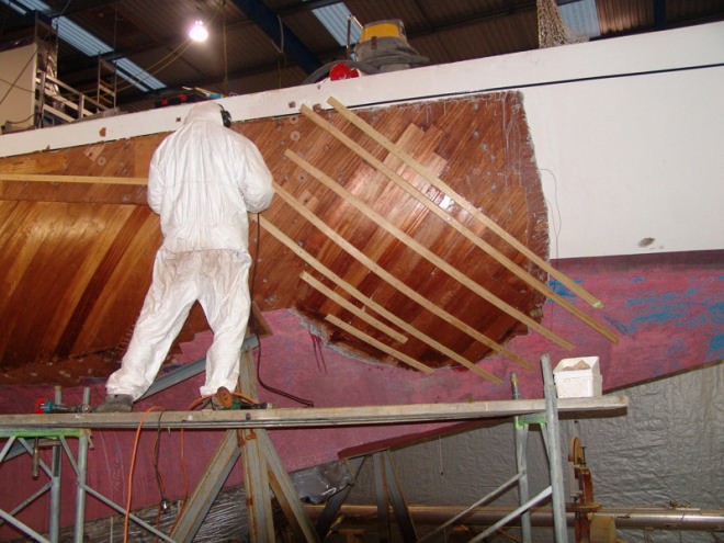 Temporary battens help hold the skin in place while the glue sets. © Richard Gladwell www.photosport.co.nz