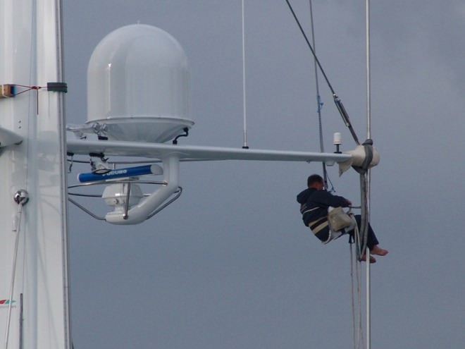 A rigger at the first set of spreaders gives some ideas of the size of Kokomo © Richard Gladwell www.photosport.co.nz